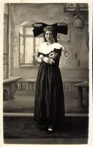 Foto Ak Volkstracht aus Schaumburg, Frau in Tracht