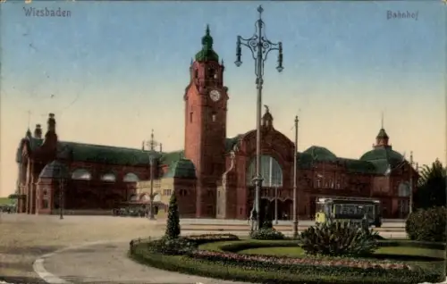 Ak Wiesbaden in Hessen, Bahnhof, Schmuckansicht, Straßenbahn