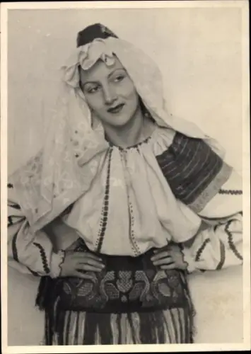 Foto Serbien, Frau in serbischer Volkstracht