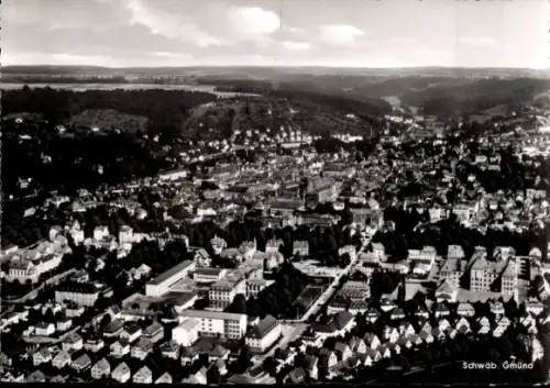 Ak Schwäbisch Gmünd im Remstal, Sankt Salvator, Luftaufnahme von  Stadtansicht, Landschaft im Hin