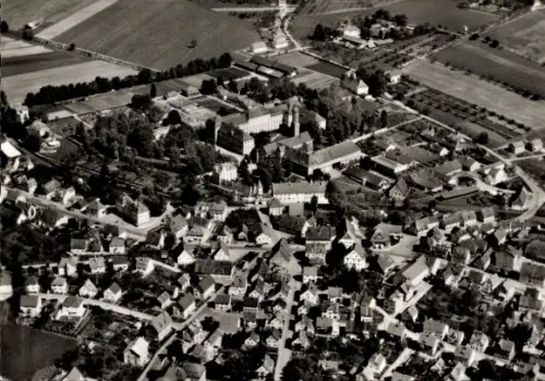 Ak Bad Schussenried in Oberschwaben,  Luftaufnahme, Klosteranlage, Ortsansicht