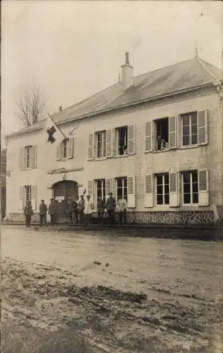 Foto Ak Deutsche Soldaten, Gebäude, Deutsches Rotes Kreuz