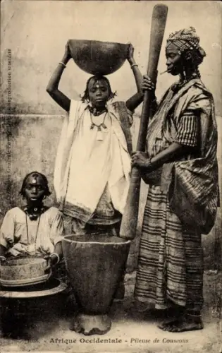 Ak Senegal, Afrikanische Frau mahlt Couscous