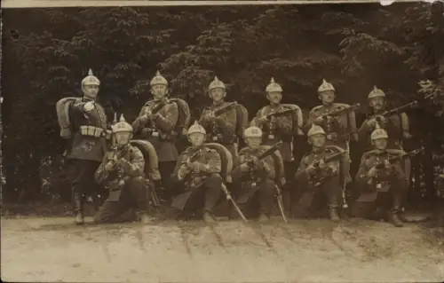 Foto Ak Deutsche Soldaten in Uniform, Gewehr, Pickelhaube