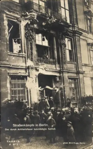 Ak Berlin Mitte, Straßenkämpfe, durch Artilleriefeuer beschädigtes Schloss