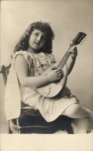 Ak Mädchen mit Mandoline, Portrait
