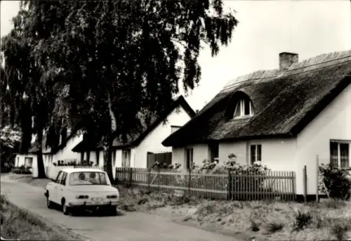 Ak Zempin auf der Insel Usedom, Häuser mit Reetdächern in der Dorfstraße, Wartburg NE 00 04