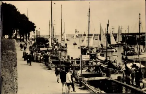 Ak Ostseebad Warnemünde Rostock,  Hafenpromenade, Liegeplätze mit Segelbooten, Mole
