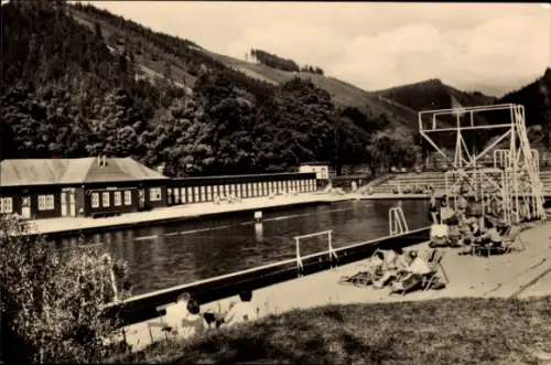 Ak Leutenberg in Thüringen, Freibad Leutenberg, Sprungturm, Badgebäude, Liegewiese, Bergkulisse