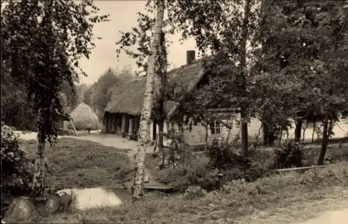 Ak Schönfeld Kittlitz Lübbenau im Spreewald, Im  Reetdachhäuser, Heuschober, Foto: Mehlig, Schönf