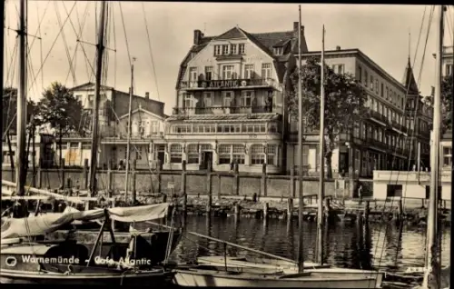 Ak Ostseebad Warnemünde Rostock,  Café Atlantic, Hotel Atlantic, Hafen, Segelboote