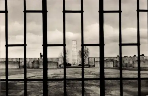 Ak Sachsenhausen Oranienburg im Kreis Oberhavel, Nationale Mahn- und Gedenkstätte  Appellplatz, M