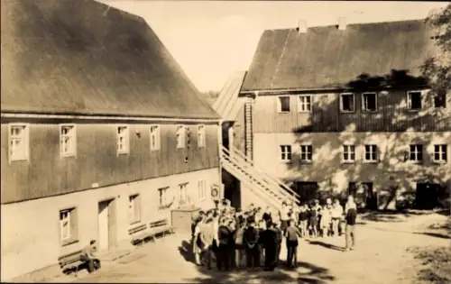 Ak Fürstenwalde Geising Altenberg Erzgebirge,  Hof mit Holzgebäuden, Außentreppe, Menschengruppe