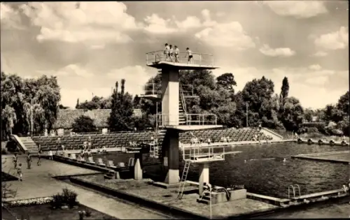 Ak Forst in der Lausitz, Forst (Lausitz) - Schwimmbad, Sprungturm, Freibadbecken, Tribüne