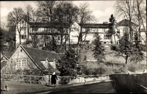 Ak Bad Sulza in Thüringen, Häuser am Hang, Fußgängerbrücke, Giebeldachhaus, Treppenaufgang, Laubb