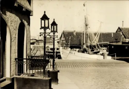 Ak Hansestadt Wismar,  Am Hafen, Kutter JAS-S, Hafenlaternen, Kopfsteinpflaster