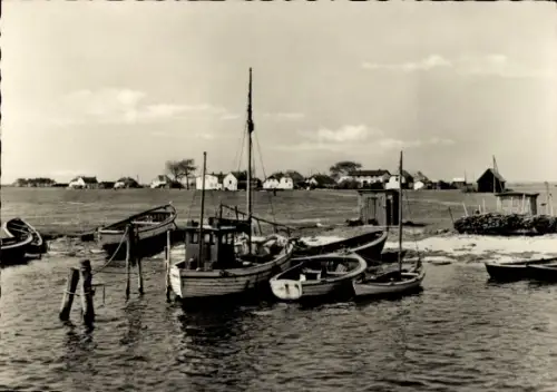 Ak Neuendorf auf der Insel Hiddensee, Boote auf dem Wasser