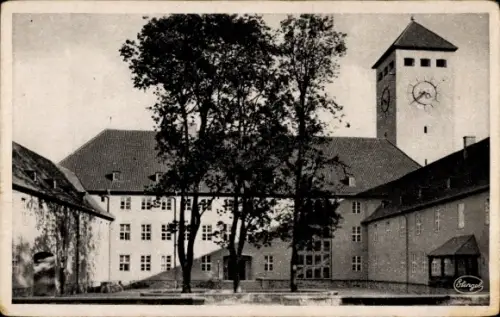 Ak Szczytno Ortelsburg Ostpreußen,  Ostpreußen, Hof im neuen Rathaus, Rathausturm
