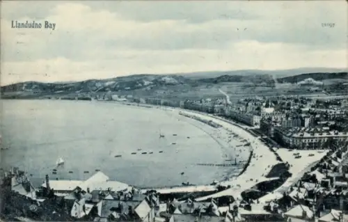 Ak Llandudno Wales, Llandudno Bay, Bucht von  Gesamtansicht