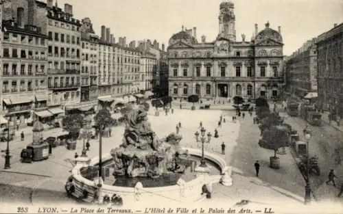 CPA Lyon Rhône, Place des Terreaux, L'Hôtel de Ville et le Palais des Arts