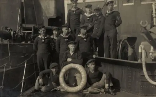 Foto Ak 1. Minensuch-Halbflottile M57, Marinesoldaten in Uniformen