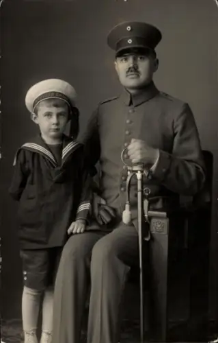 Foto Ak Deutscher Soldat in Uniform, Porträt mit Kind