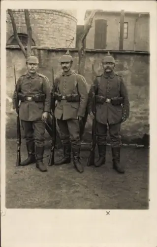 Foto Ak Deutsche Soldaten in Uniformen, Kaiserzeit, Pickelhaube, Gewehr
