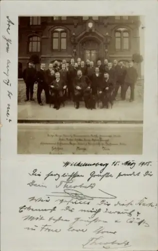 Foto Ak Hamburg Wilhelmsburg, Männergruppe vor einem Gebäudeportal