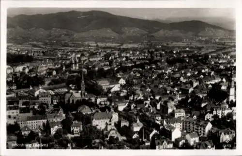 Ak Offenburg im Schwarzwald Ortenaukreis, Blick auf den Ort, Berge, Kirche