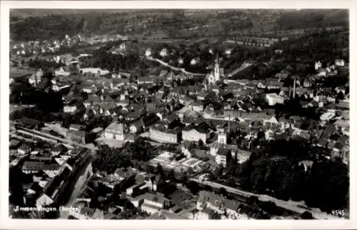 Ak Emmendingen im Breisgau Baden, Luftaufnahme von Emmendingen, Stadtansicht, Kirchen, Landschaft