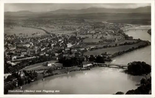 Ak Rheinfelden in Baden, Rheinfelden (Baden) vom Flugzeug aus, Rhein, Brücke, Stadtzentrum