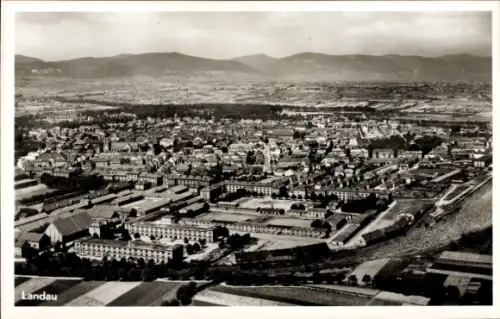 Ak Landau in der Pfalz, Luftaufnahme von  Gebäude, Landschaft,  Aufnahme