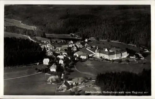 Ak Friedenweiler im Schwarzwald,  Hochschwarzwald, Luftaufnahme, Hotel und Kurhaus