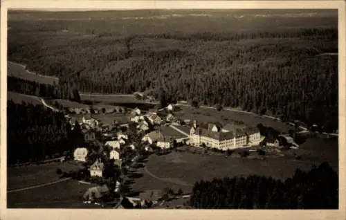 Ak Friedenweiler im Schwarzwald, Kinderheim Schloss Friedenweiler, Luftaufnahme, 904 m ü. M., Amt