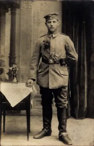 Foto Ak Deutscher Soldat in Uniform, Portrait