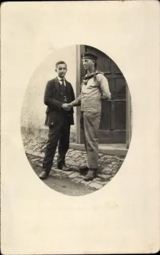 Foto Ak Deutscher Matrose in Uniform, Mann im Anzug, Portrait