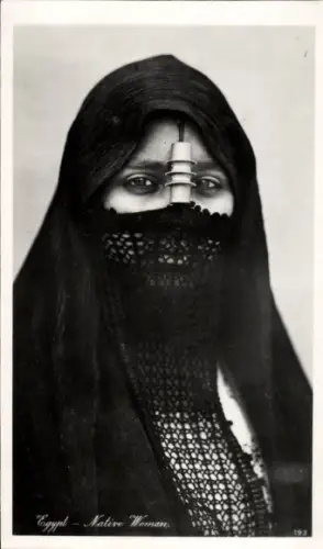 Ak Ägypten, Verschleierte Frau in Tracht