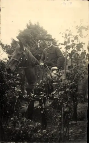 Foto Ak Mann auf einem Pferd, Portrait