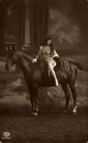 Ak Frau auf einem Pferd, Portrait