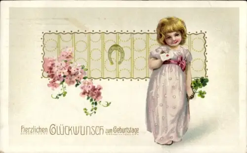 Präge Ak Glückwunsch zum Geburtstag, Mädchen mit Brief und Kleeblättern, Blumen