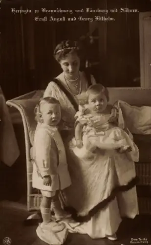 Ak Herzogin Viktoria Luise zu Braunschweig und Lüneburg, Erbprinz Ernst August, Prinz Georg Wilhelm