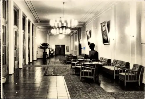 Ak Ostseebad Zinnowitz auf Usedom, Foyer im Kulturhaus  Sitzgruppen, Kronleuchter, Teppiche, Büst
