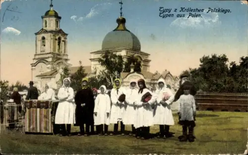 Ak Polen, Bäuerinnen, Gruppenfoto, Volkstypen, Kirche
