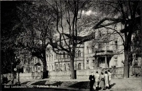 Ak Bad Liebenstein im Wartburgkreis, Poliklinik Haus 1, Passanten