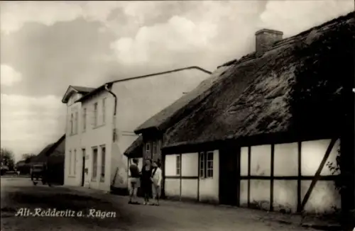 Ak Alt Reddevitz Middelhagen Mönchgut auf Rügen, Fachwerkhaus an der Straße