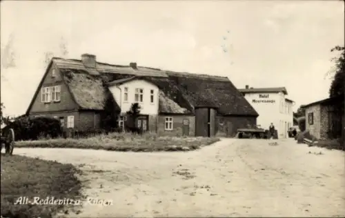 Ak Alt Reddevitz Middelhagen Mönchgut auf Rügen,  Reetdachhaus, Hotel (Schild 'Hotel Meeresaug')