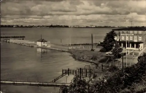 Ak Altefähr auf Rügen, Altefähr Hafen, Mole, Badehaus, Seebrücke, Uferpromenade