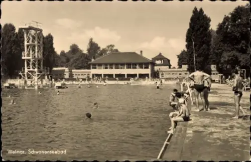 Ak Weimar in Thüringen,  Schwanenseebad, Sprungturm, Badegäste, Freibad-Hauptgebäude