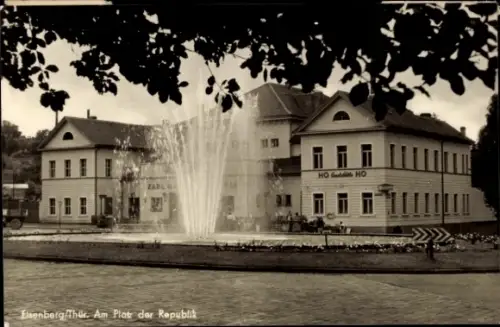Ak Eisenberg in Thüringen, Eisenberg/Thür., Am Platz der Republik, HO-Gaststätte, Springbrunnen