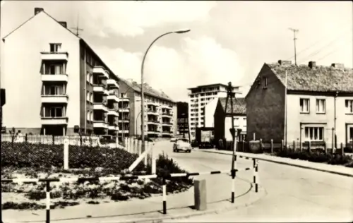 Ak Sassnitz auf der Insel Rügen, Die August Bebel Straße